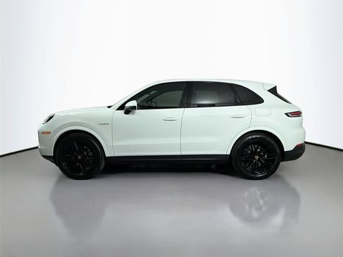 Used 2025 Porsche Cayenne E-Hybrid AWD/4WD image 2