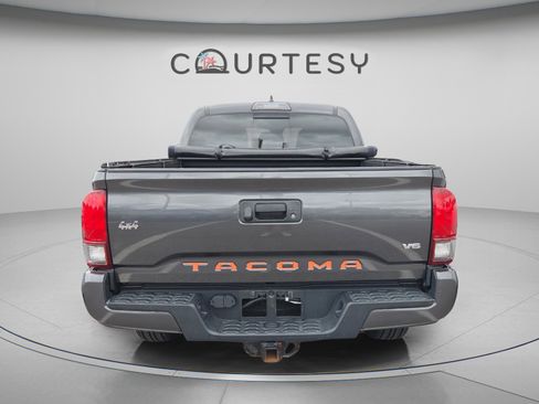 Used 2019 Toyota Tacoma TRD Sport image 2