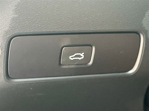 Used 2023 Volvo XC40 Recharge Ultimate image 10