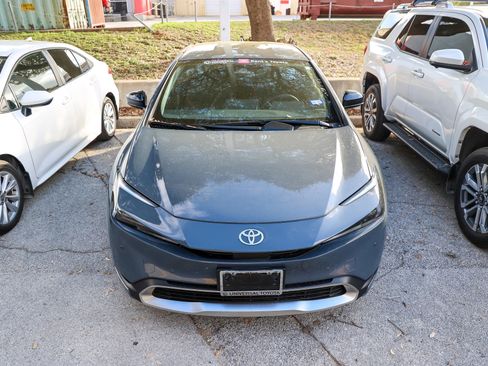 Used 2025 Toyota Prius Plug-In Hybrid image 5