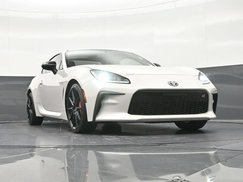 Used 2025 Toyota GR86 Premium w/ Performance Package RWD image 30