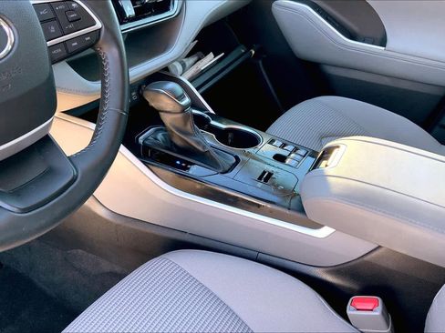 Used 2023 Toyota Highlander LE image 16