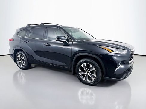 Certified 2021 Toyota Highlander XLE AWD/4WD image 3