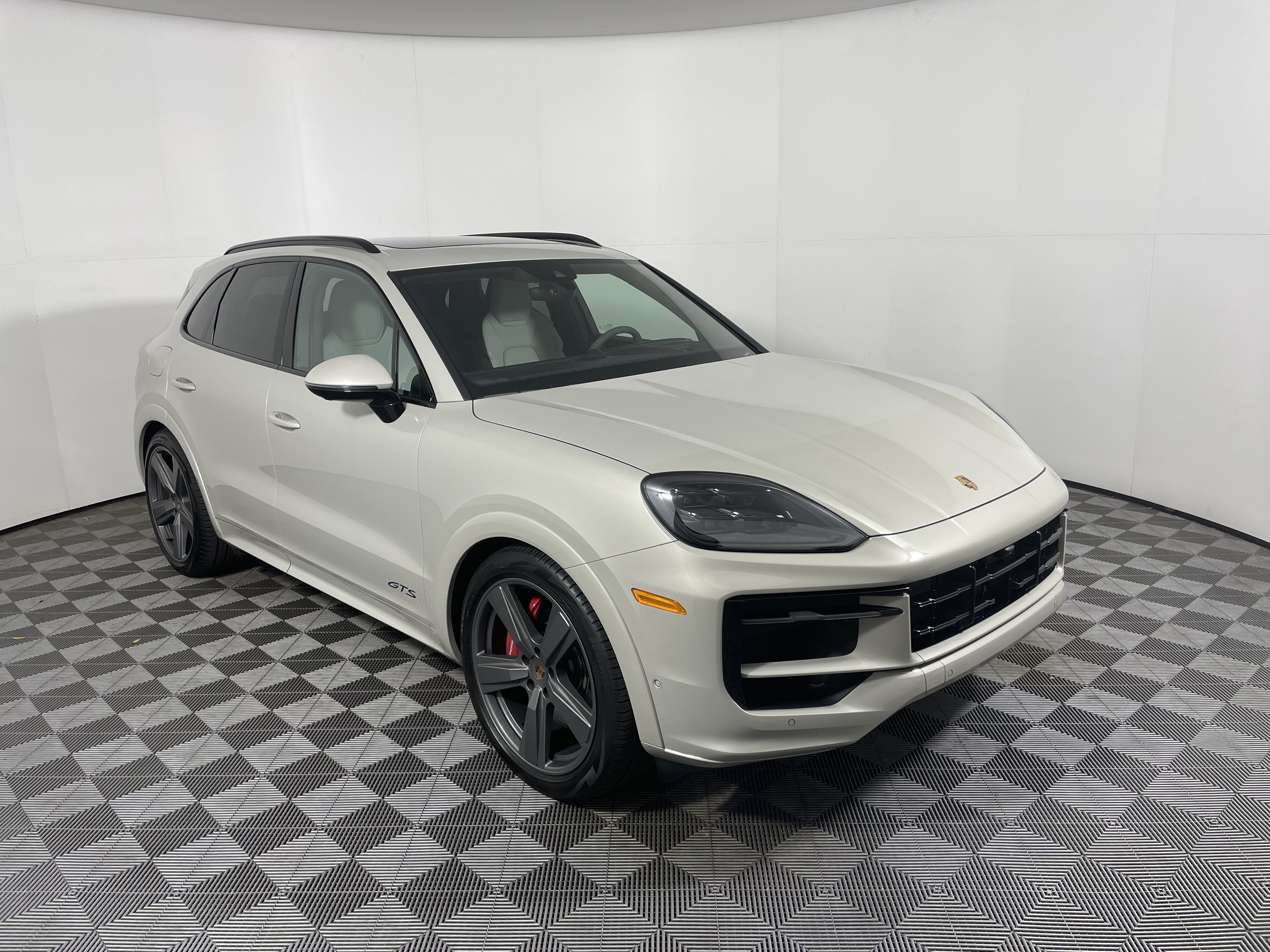 Used 2025 Porsche Cayenne GTS AWD/4WD image 9