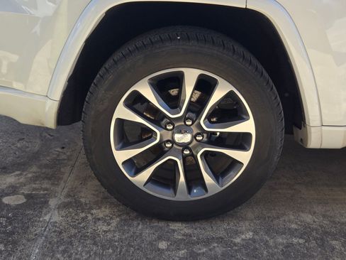 Used 2018 Jeep Grand Cherokee Overland AWD/4WD image 10