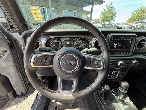 Used 2018 Jeep Wrangler Unlimited Sahara AWD/4WD image 9