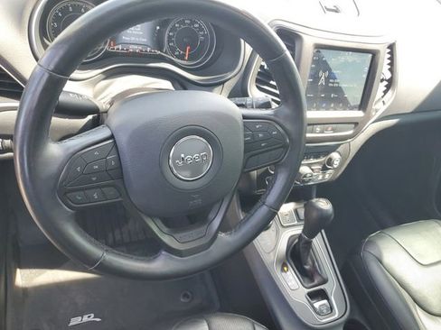 Used 2019 Jeep Cherokee Trailhawk AWD/4WD image 12