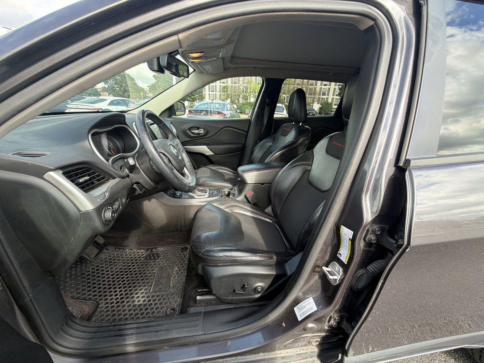Used 2017 Jeep Cherokee Trailhawk w/ Comfort/Convenience Group AWD/4WD image 12