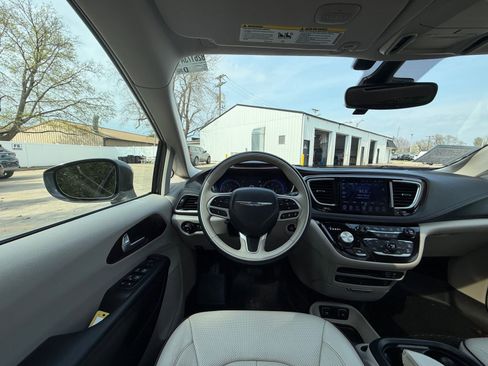 Used 2017 Chrysler Pacifica Limited w/ UConnect Theater Package image 36