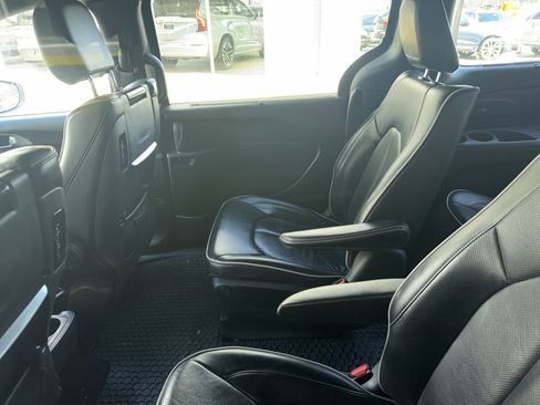 Used 2022 Chrysler Pacifica Limited w/ Uconnect Theater Family Group image 3
