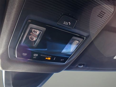 Used 2025 Volkswagen Atlas Cross Sport SE image 16