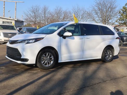 Used 2025 Toyota Sienna LE image 3