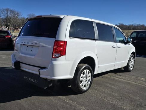 Used 2018 Dodge Grand Caravan SE w/ UConnect Hands-Free Group image 11