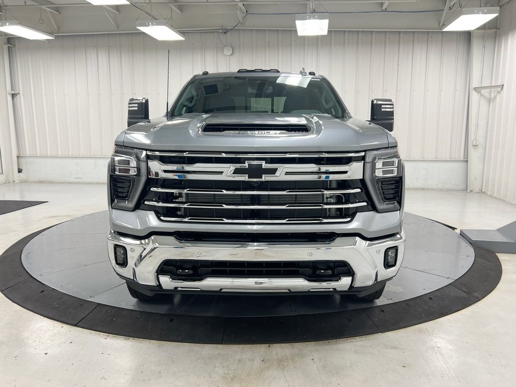Used 2025 Chevrolet Silverado 3500 LTZ w/ LTZ Convenience Package AWD/4WD image 2