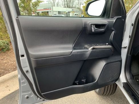 Used 2018 Toyota Tacoma TRD Sport image 17