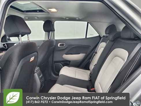 Used 2025 Hyundai Venue SEL FWD image 29