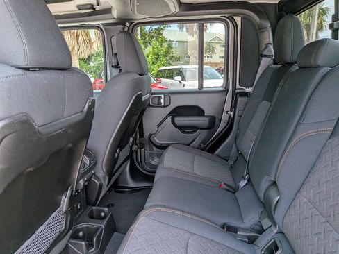 Used 2025 Jeep Gladiator Mojave w/ Technology Group AWD/4WD image 14