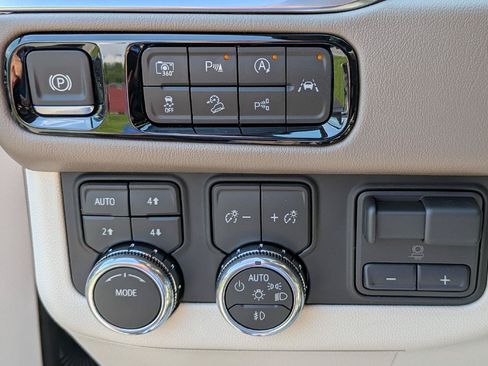 New 2026 GMC Yukon Denali w/ Denali Reserve Package AWD/4WD image 15
