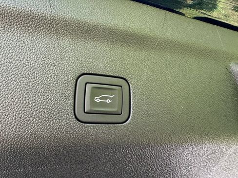 Used 2025 GMC Yukon XL Denali AWD/4WD image 36