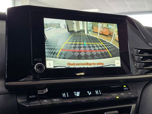 Used 2025 Toyota Camry SE image 31