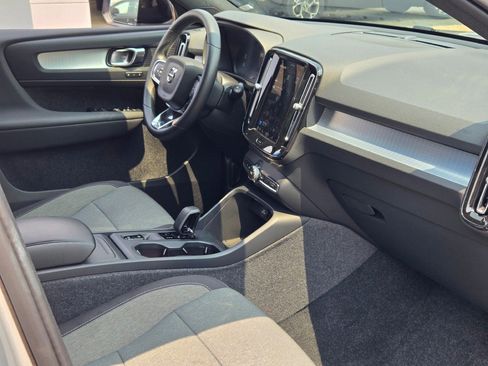 Used 2024 Volvo XC40 B5 Core image 8