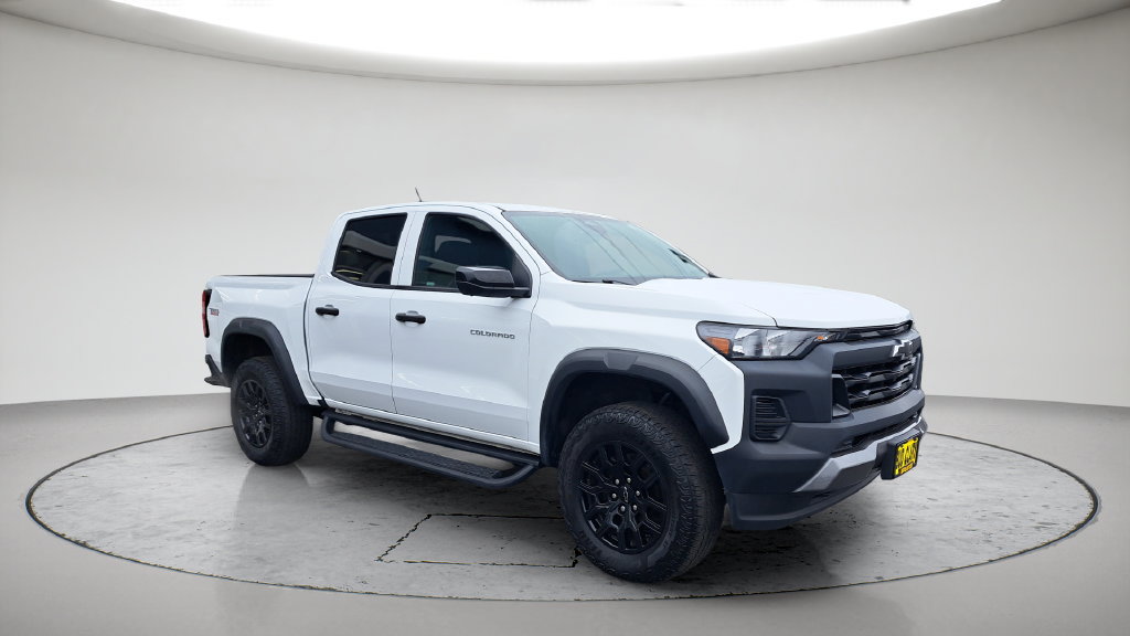 Used 2023 Chevrolet Colorado Trail Boss w/ Technology Package AWD/4WD image 3