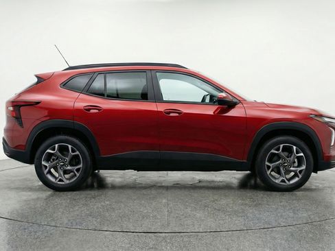 Used 2025 Chevrolet Trax LT w/ LT Convenience Package FWD image 11