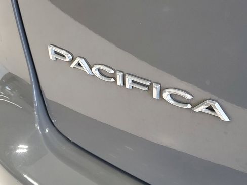 Used 2023 Chrysler Pacifica Limited image 7