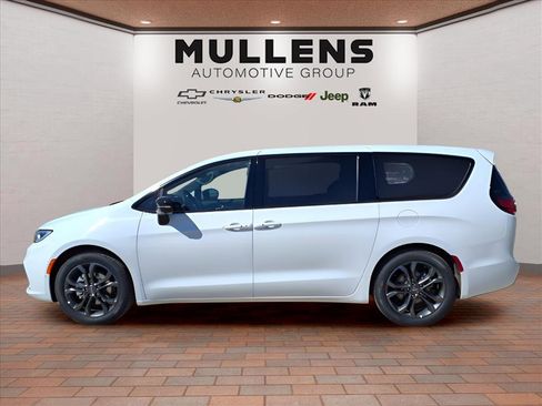 New 2026 Chrysler Pacifica Select image 8