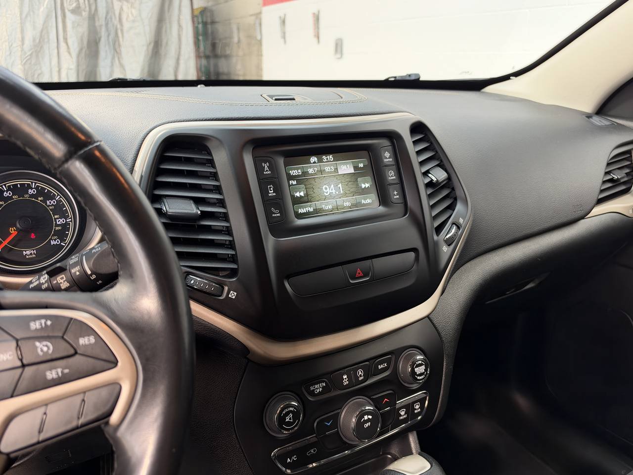 Used 2015 Jeep Cherokee Latitude AWD/4WD image 25