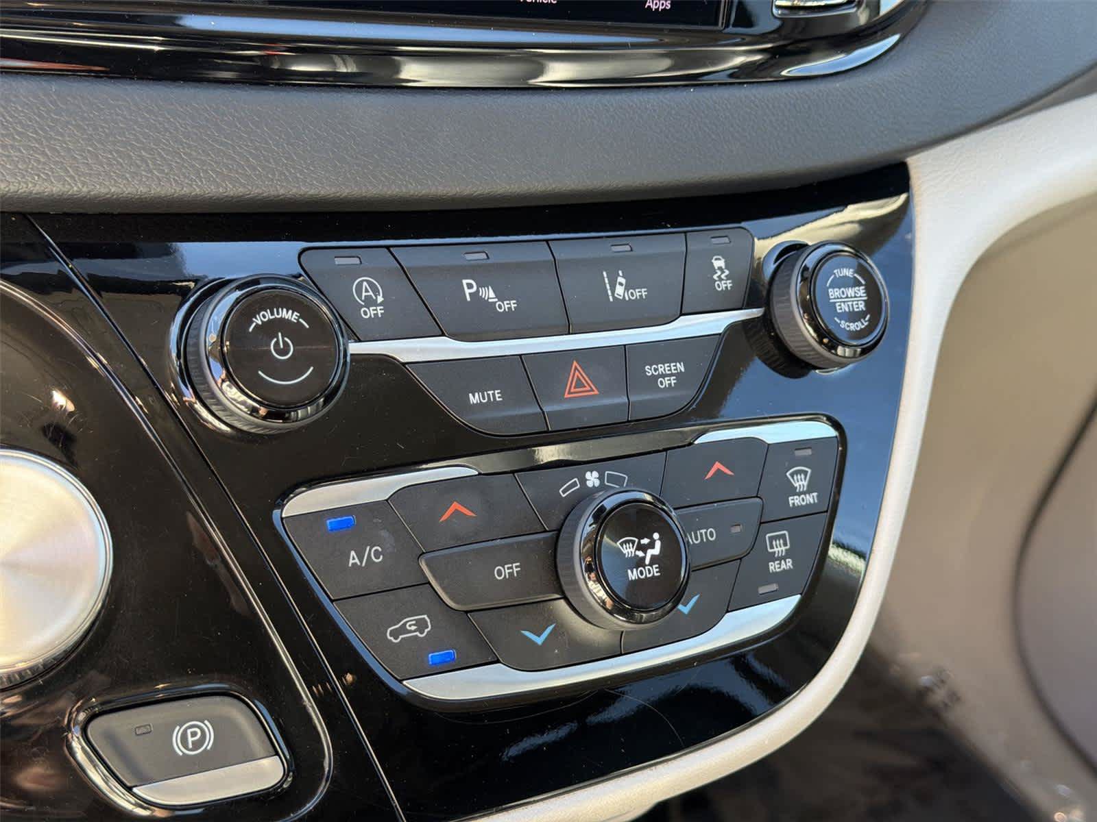 Used 2023 Chrysler Pacifica Touring-L FWD image 34