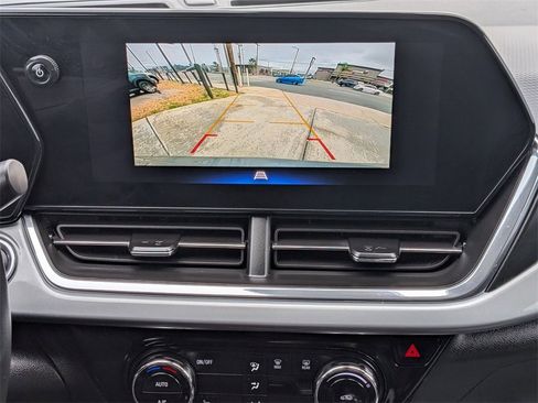 Used 2025 Chevrolet Trax LT w/ LT Convenience Package image 17