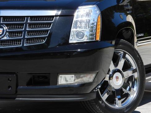 Used 2013 Cadillac Escalade Luxury RWD image 3