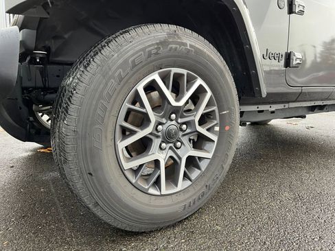 Used 2025 Jeep Wrangler Sahara image 29