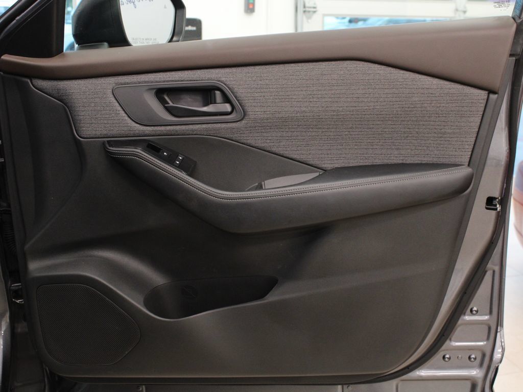 Used 2023 Nissan Rogue SV w/ SV Premium B Package FWD image 14