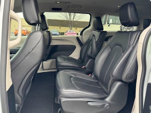 Used 2024 Chrysler Pacifica Select image 10