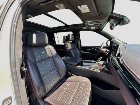 Used 2022 Cadillac Escalade ESV Sport Platinum AWD/4WD image 16