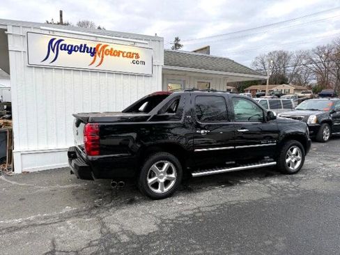 Used 2011 Chevrolet Avalanche LTZ image 3