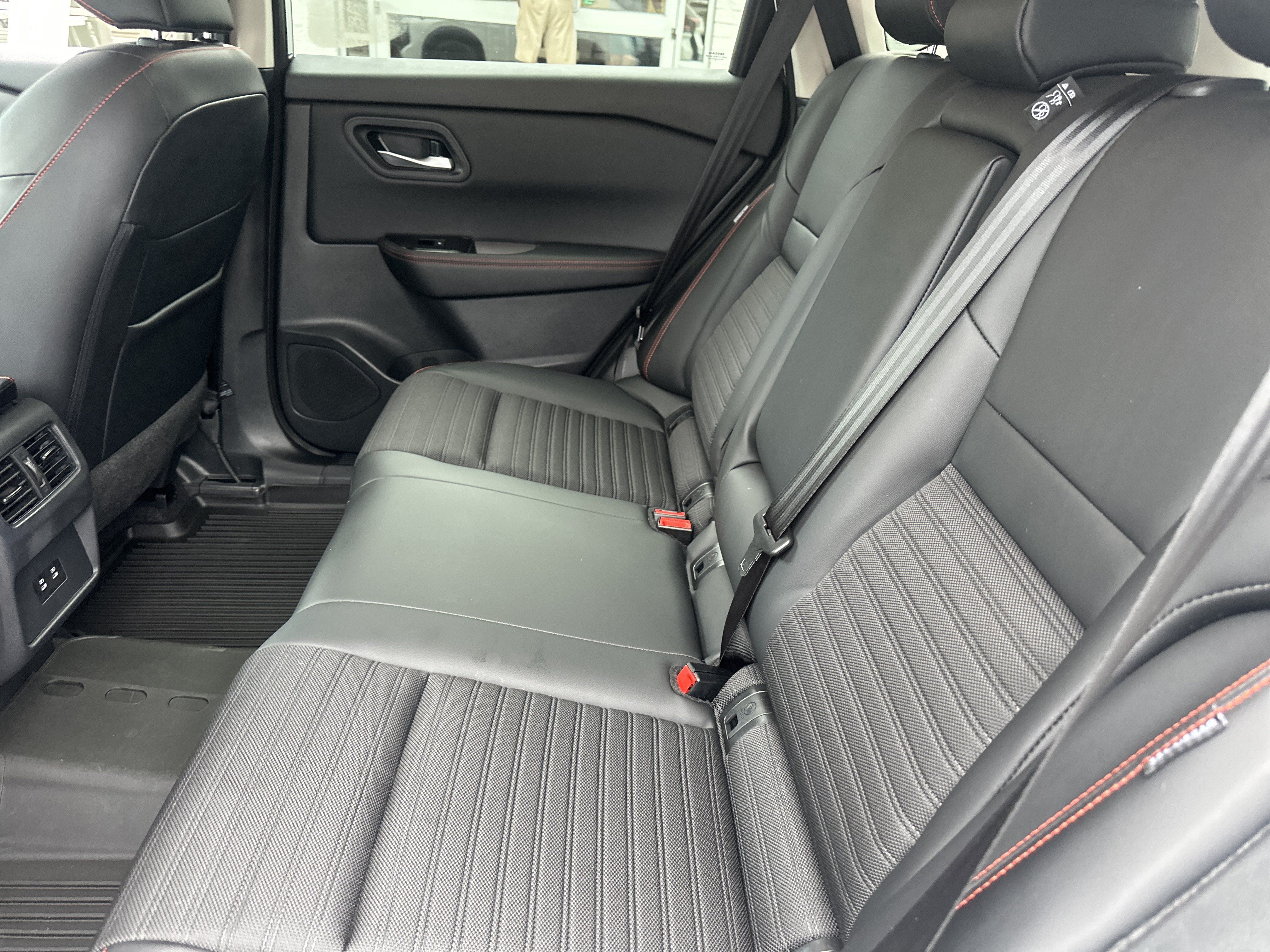 Used 2025 Nissan Rogue SV AWD/4WD image 12