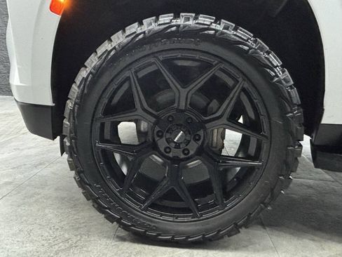 Used 2022 Chevrolet Suburban RST w/ Luxury Package AWD/4WD image 6
