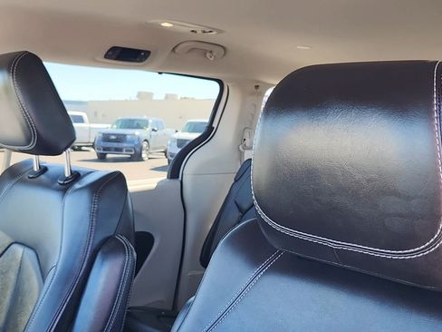 Used 2024 Chrysler Pacifica Touring-L FWD image 10