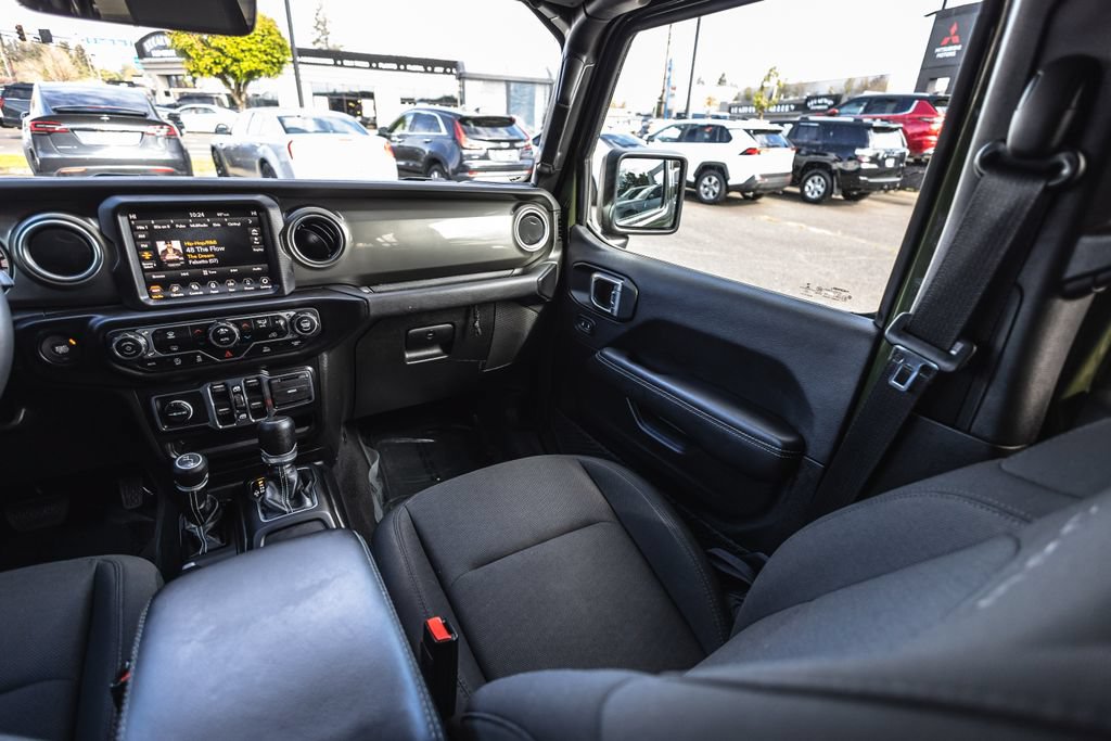Used 2023 Jeep Wrangler Unlimited Sahara AWD/4WD image 23