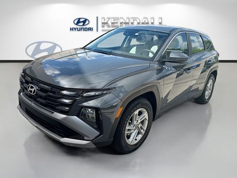 Used 2025 Hyundai Tucson SE image 3
