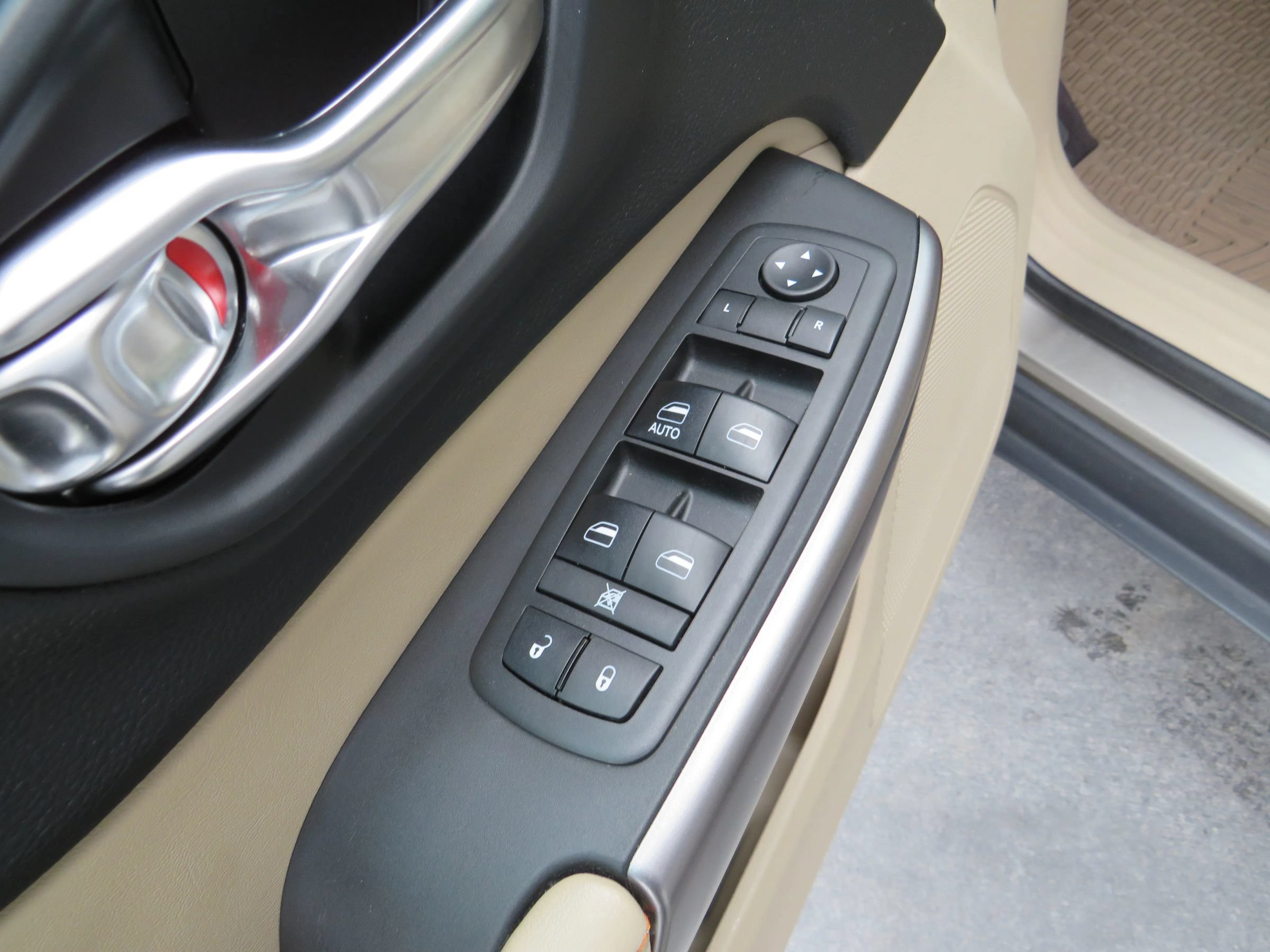 Used 2019 Jeep Cherokee Latitude w/ Popular Appearance Group FWD image 36