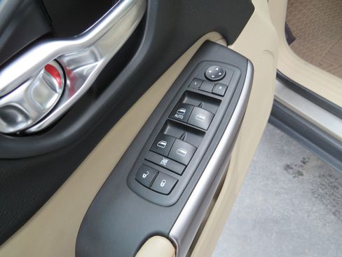 Used 2019 Jeep Cherokee Latitude w/ Popular Appearance Group image 36