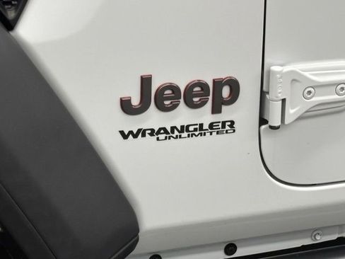 Used 2021 Jeep Wrangler Unlimited Rubicon w/ Cold Weather Group AWD/4WD image 8