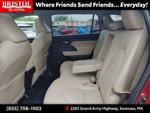 Used 2021 Toyota Highlander XLE AWD/4WD image 16