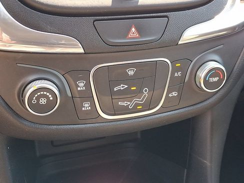 Used 2019 Chevrolet Equinox LT FWD image 18