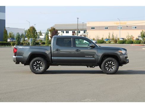 Used 2019 Toyota Tacoma TRD Off-Road image 4