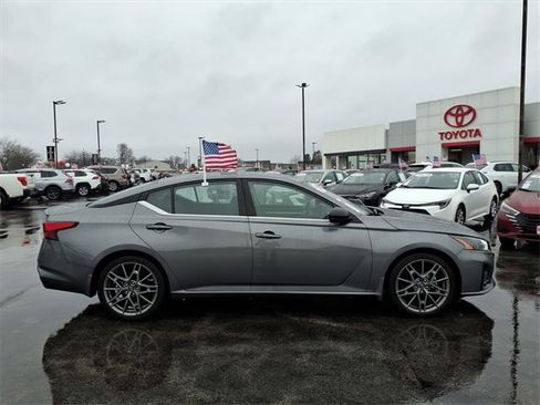 Used 2024 Nissan Altima 2.0 SR image 2